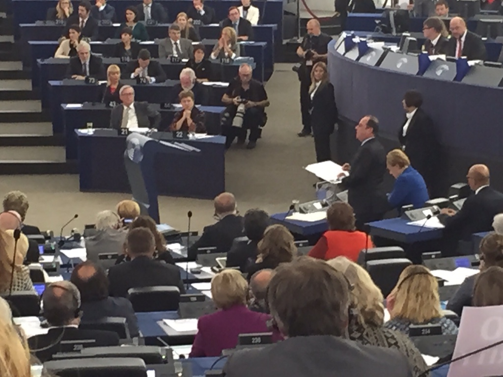 Fotos del Pleno del Parlamento Europeo durante el debate entre Merkel y Hollande.