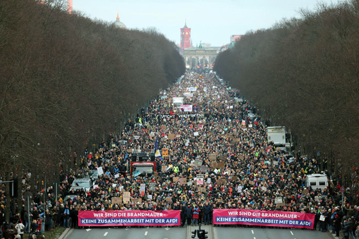 En plena campaña alemana, derecha y ultraderecha contra Schengen y el asilo.